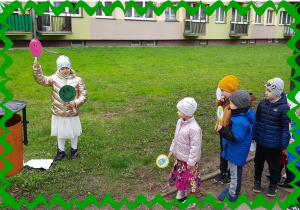 Dzieci na terenach zielonych obserwują czystość środowiska.